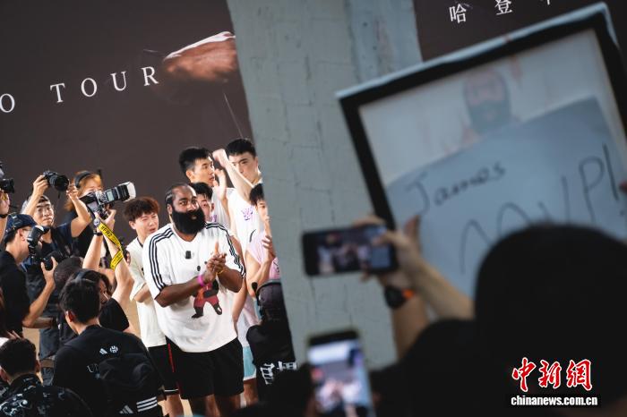 哈登在穗观战广州草根篮球联赛并点赞赛事，现