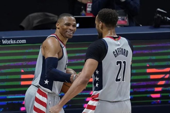 加福德21+11引爆独行侠，湖人三巨头引热议