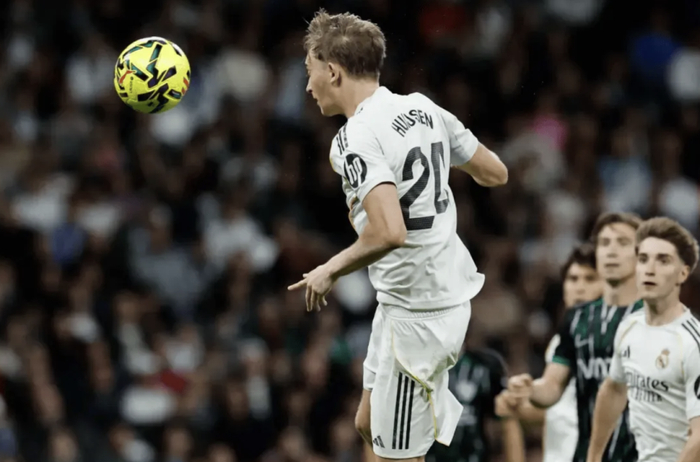 皇马德比赛前反种族歧视活动引争议 赫伊森辱华