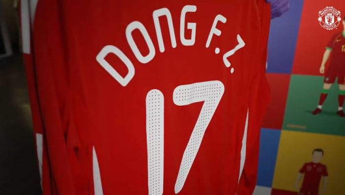 董方卓国家队17号球衣正式入驻曼联博物馆